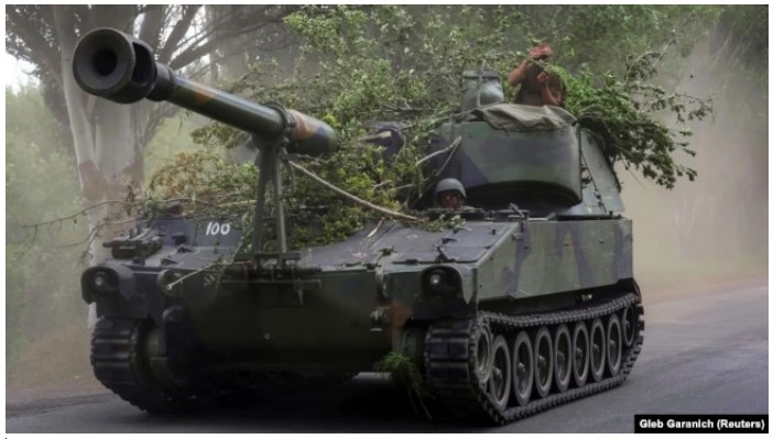 Українські військовослужбовці пересуваються на M109, Донецька область