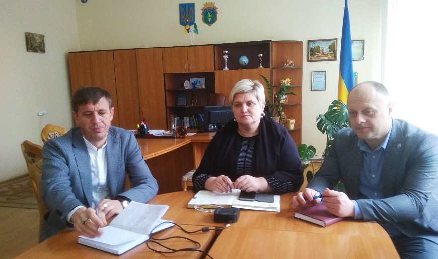 Олександр Гузич під час селекторної наради за участі голови райдержадміністрації Людмили Мариніної та першого заступника голови райдержадміністрації Юрія Козярця.