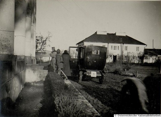 Солдати австрійської армії біля палацу в Острожці, 1916 р.