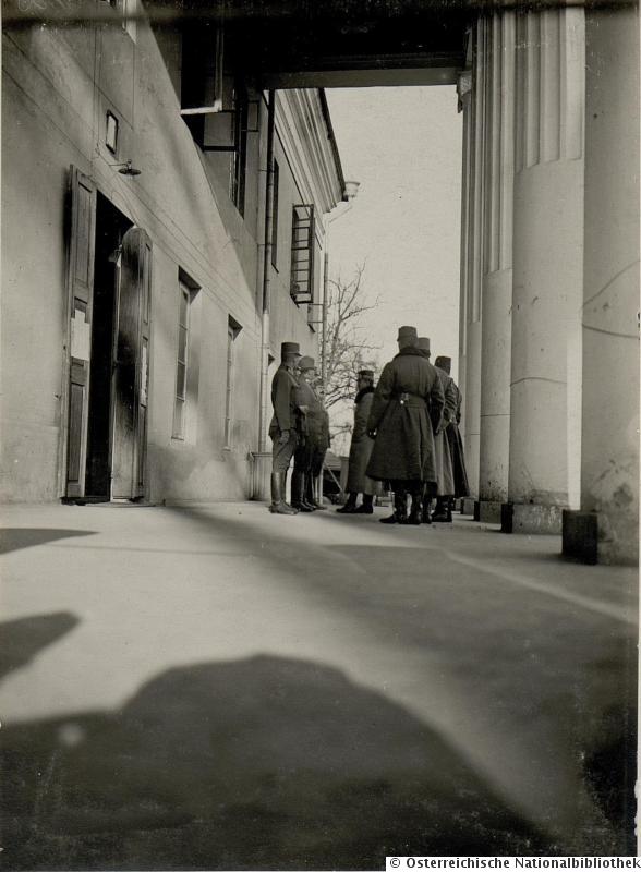 Солдати австрійської армії біля палацу в Острожці, 1916 р.