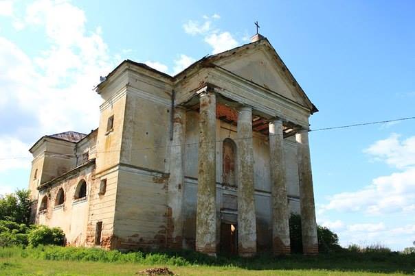 Фото: Костел Трійці в Невіркові (facebook.com/tvoeRV)