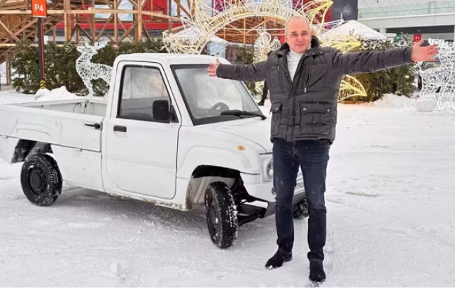 Власник і керівник компанії Luaz Motors Вадим Ігнатов заявив про намір відновити відомий автомобільний бренд ЛуАЗ. Він має намір розпочати виробництво електромобілів під цією маркою.